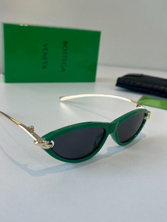 Bottega Veneta Retro Cat-Eye Green Sunglasses with Metal Knot Detail main image 9